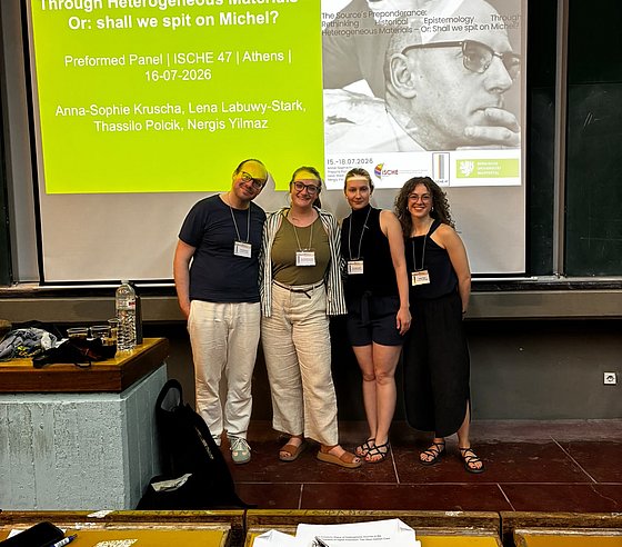 Vortragsgruppe, lächelnd, vor ihrer Präsentation in universitätsgrün